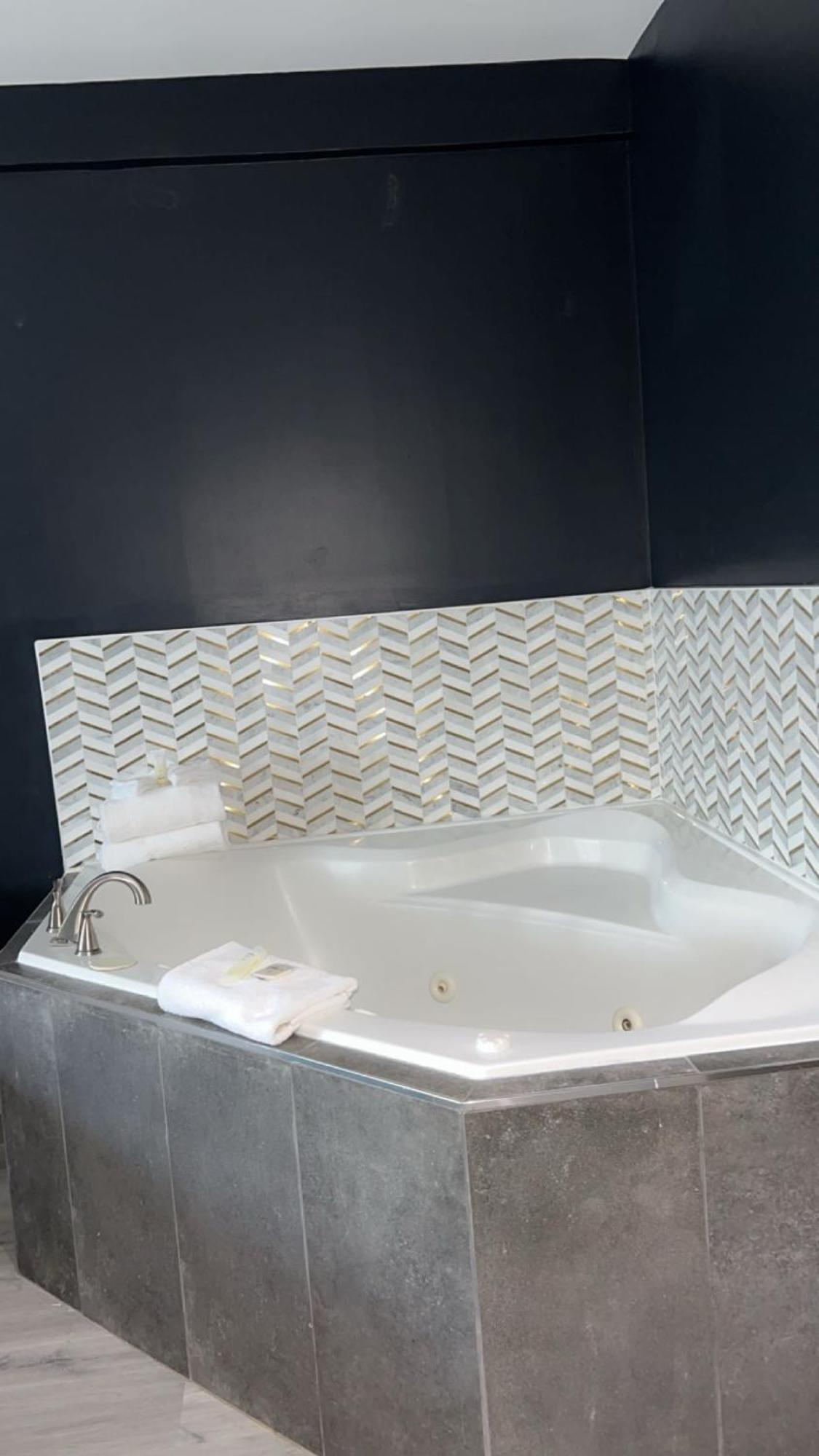 Newstar Hotel Montreal